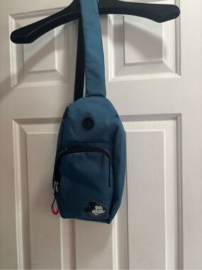 💙DISNEY PARKS BLUE SLING BAG/EXCELLENT CONDITION